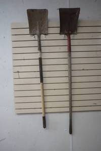 lot 402 image: Square shovels