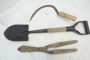lot 412 image: yard tools
