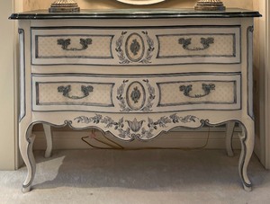 lot 4 image: Elegant Hand Painted Table by La Barge Alexandrine Collection, Mirror and Lamp Ensemble