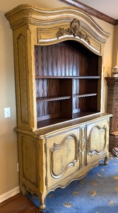 lot 33 image: Delightful Distressed French Style Hutch Cabinet