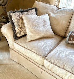 lot 17 image: Luxurious Sofa  Couch
