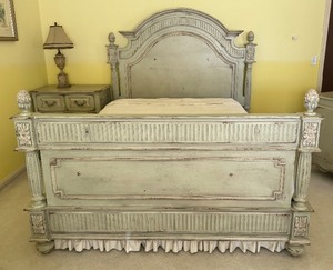 lot 19 image: Habersham Queen Plantation Bed Frame