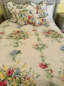 lot 63 image: Floral Queen Size Bedding Ensemble