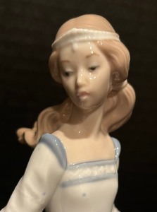 lot 21C image: Lladro Cinderella The Lost Slipper Porcelain Figurine