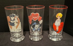 lot 106 image: 11 Vintage Valentine Motif Glasses