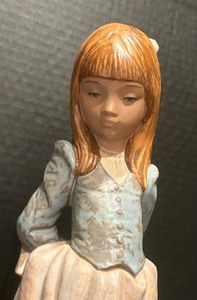 lot 112 image: Lladro Retired Rosita Porcelain Figurine