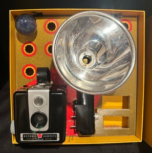 lot 119 image: Vintage Kodak Brownie Hawkeye Flash Outfit Camera and Flash Set