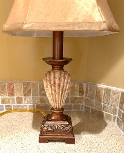 lot 123 image: Pretty Petite Lamp