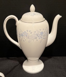 lot 129 image: Exquisite Coffee  Tea Service by Wedgewood