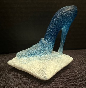 lot 135 image: Kjell Engman Kosta Boda Heeled Shoe Figurine
