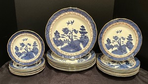 lot 140 image: Variety of Real Old Willow The Majestic Collection Plates by Royal Doulton