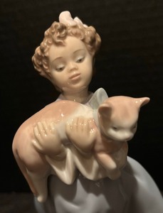 lot 143 image: My Chubby Kitty Lladro Figurine