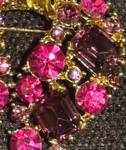 lot 159 image: Pretty Pink and Purple Stoned Heart Brooch