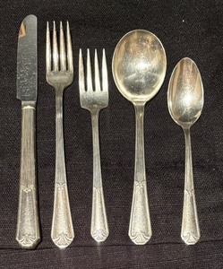 lot 162 image: Vintage WM Rogers Flatware Grouping