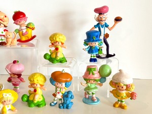 lot 223 image: Vintage Strawberry Shortcake Miniature Collectibles