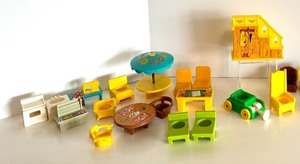 lot 220 image: Variety of Vintage Dollhouse Furniture and Accessories