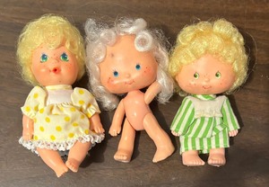 lot 193 image: Vintage Strawberry Shortcake Berry Happy Home Doll House, Dolls and Accessories