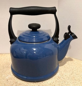 lot 233 image: Le Creuset Coffee  Tea Pot