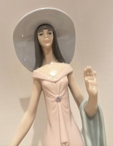 lot 270 image: Lady of Nice Lladro Figurine