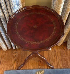 lot 301 image: Pretty Petite Accent Table