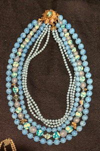lot 321 image: Variety of Vintage Necklaces