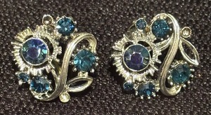 lot 355 image: Five Pairs of Vintage Clip on Earrings