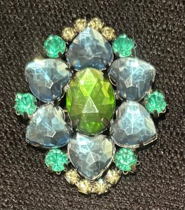 lot 366 image: Four Fabulous Brooches