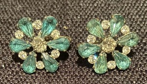 lot 368 image: Five Pretty Pairs of Vintage Clip On Earrings