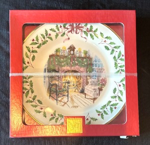 lot 369 image: Five Festive Collectable Plates by Lenox