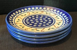 lot 370 image: Beautiful Boleslawiec Polish Pottery Plates, Bowls, Cups and Divided Dish