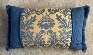 lot 372 image: Pair of Pretty Accent Pillows