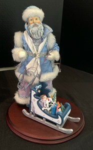 lot 383 image: Santa Figurine by The Heritage Santa Collection