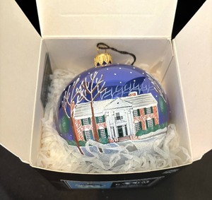 lot 394 image: Beautiful Boxed Ornaments