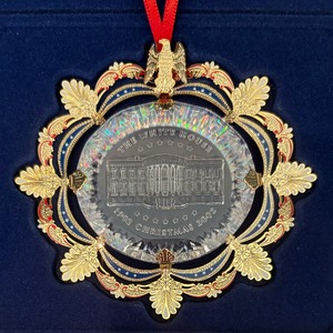 lot 403 image: The White House Historical Society 2002 Ornament