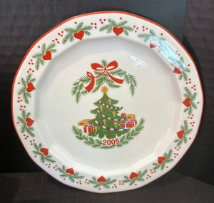 lot 408 image: Festive Dishware and Decor including a Porsgrund Christmas Plate