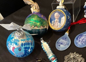 lot 411 image: Fun Festive Ornaments and Figurines