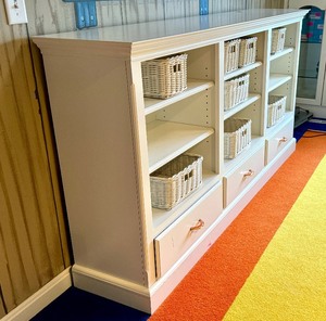 lot 296 image: White Bookshelf with Decorative Baskets