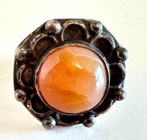 lot 330 image: Vintage Silver and Agate Ring