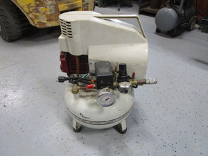 lot 48 image: Air Compressor