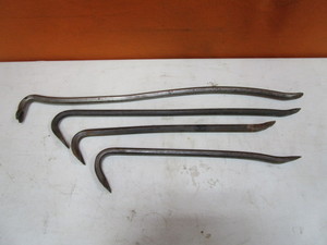 lot 100 image: Crow Bars