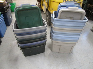 lot 117 image: (15) Rubbermaid Totes