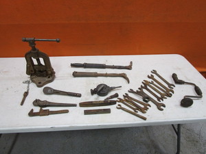 lot 127 image: Pipe Vise & Vintage Tools