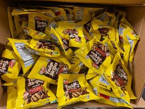 lot 68 image: Keebler Fudge Stripes Minis 1oz - 130-Pack Best by 06152023