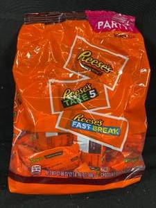 lot 214 image: Reeses Assorted Snack Size Party Pack 32oz Best by NOV 2023