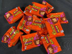 lot 144 image: Reeses Pretzels Big Cup - 12-Pack