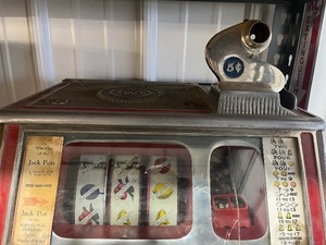 Vintage 5 Cent Slot machine  good condition