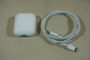 lot 39 image: Apple Airpods with Lightning Charging Case