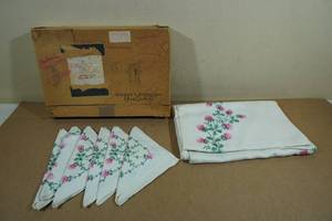 lot 171 image: Vintage Embroidered Table Cloth and 6 Napkins