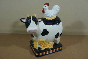 lot 175 image: Ceramic Cow & Chicken Cookie Jar
