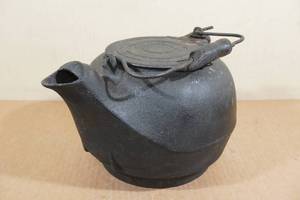 lot 186 image: Antique Cast Iron Kettle